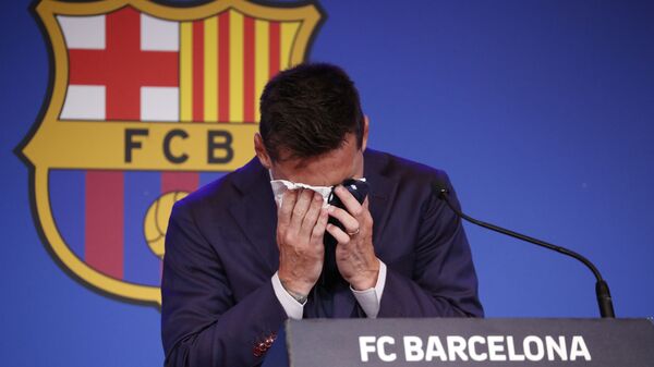 Lionel Messi, Barcelona'ya veda ettiği basın toplantısında ağlarken - Sputnik Türkiye