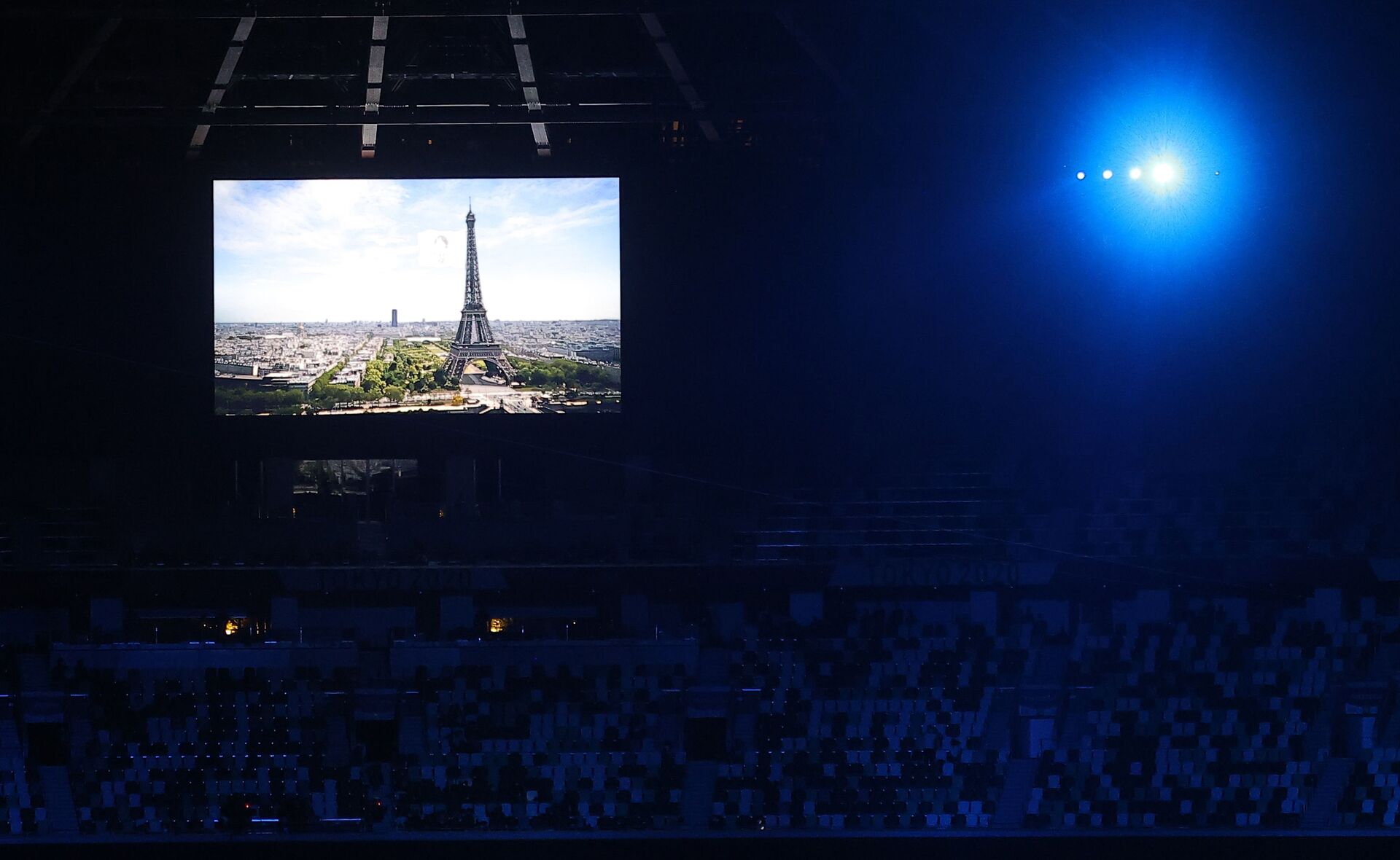 Kapanış töreninde konuşan Uluslararası Olimpiyat Komitesi Başkanı (IOC) Thomas Bach, olimpiyatların koronavirüse rağmen başarılı geçtiğini söyledi. Tokyo Valisi Yuriko Koike olimpiyat bayrağını Bach'e verdi. Bach ise bayrağı 2024 Olimpiyat Oyunları'na ev sahipliği yapacak Fransa'nın başkenti Paris'in belediye başkanı Anne Hidalgo'ya devretti. Devir töreninden sonra Fransa'nın milli marşı çalındı ve Paris'in tanıtımı stadın ekranlarına yansıtıldı. - Sputnik Türkiye, 1920, 10.08.2021