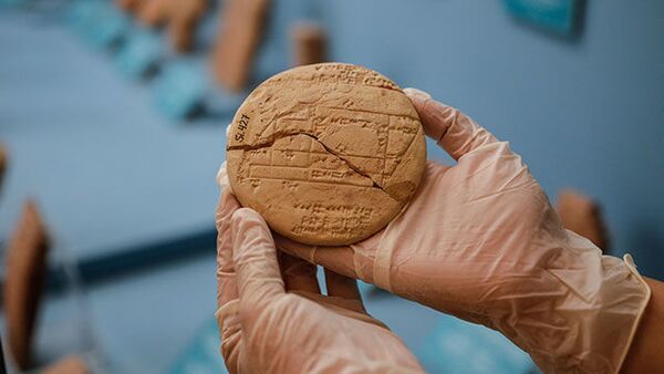 İstanbul Arkeoloji Müzesi'nde bulunan 3 bin 700 yıllık tabletin üzerinde matematiksel işlemler keşfedildi - Sputnik Türkiye