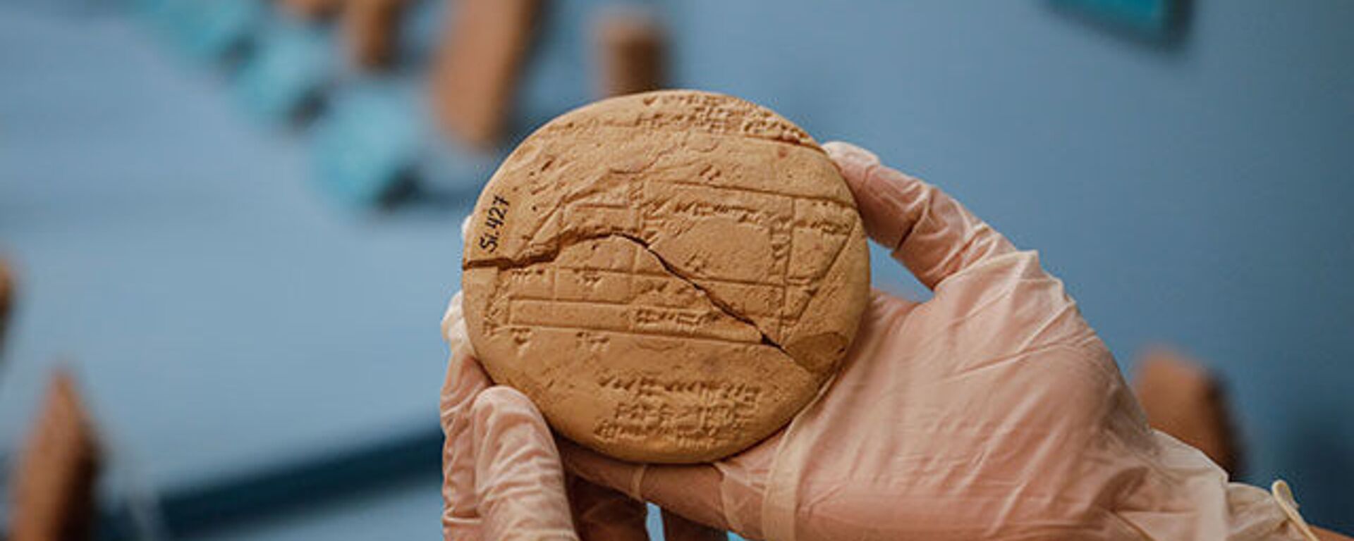 İstanbul Arkeoloji Müzesi'nde bulunan 3 bin 700 yıllık tabletin üzerinde matematiksel işlemler keşfedildi - Sputnik Türkiye, 1920, 09.08.2021