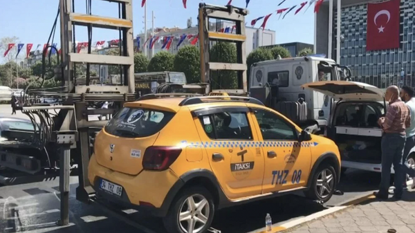 Çekilen taksi - Sputnik Türkiye