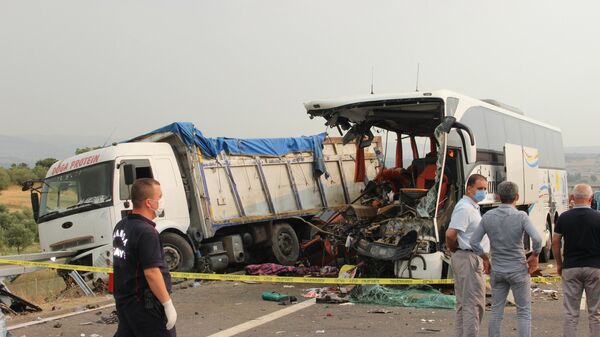 Manisa’nın Soma ilçesinde 6 Ağustos tarihinde yolcu otobüsünün park halindeki kamyona çarpması sonucu 6 kişinin öldüğü 42 kişinin yaralandığı kazanın yürütülen soruşturması kapsamında otobüsün çarptığı kamyonun sürücüsü tutuklandı. - Sputnik Türkiye