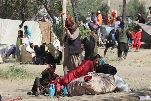 Çoğunluğunu hiç eşyası olmayan ve çocuklu ailelerin oluşturduğu Afganlar şimdi de beslenme ve su problemleriyle mücadele ediyor. - Sputnik Türkiye