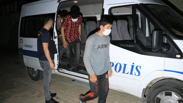 Erzincan'da bir otomobilde yurda yasa dışı yollarla girdikleri belirlenen 6 düzensiz göçmen yakalandı. Emniyetteki işlemlerin ardından adliyeye sevk edilen E.Y. çıkarıldığı sulh ceza hakimliğince tutuklandı.
 - Sputnik Türkiye