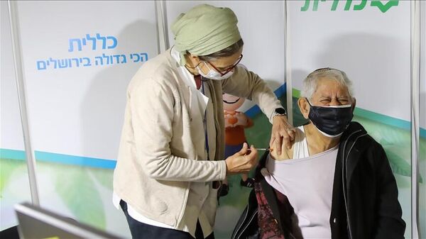 İsrail'de 50 yaş üstüne ve sağlık çalışanlarına üçüncü doz Kovid-19 aşısı yapılacak - Sputnik Türkiye