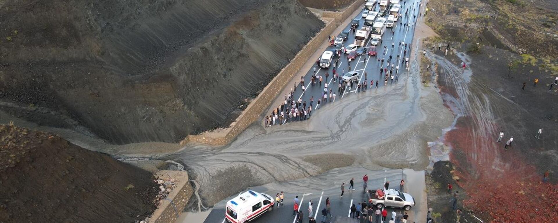 
Erzincan-Sivas kara yolu heyelan nedeniyle trafiğe kapandı - Sputnik Türkiye, 1920, 13.08.2021