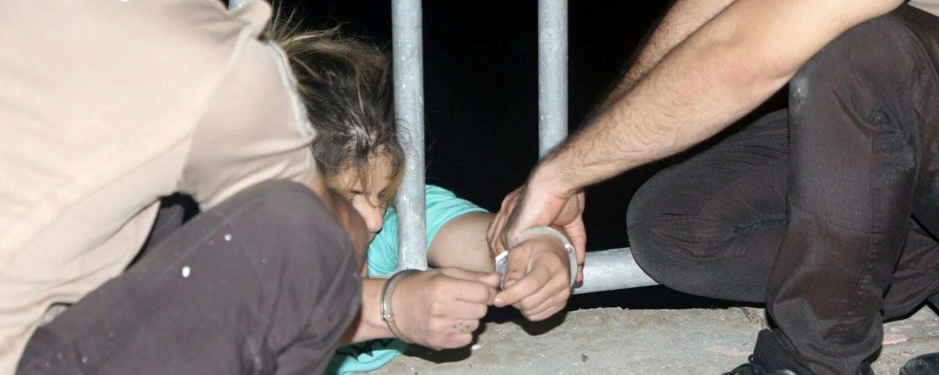 İntihar teşebbüsüne bekçilerden kelepçeli önlem - Sputnik Türkiye, 1920, 14.08.2021