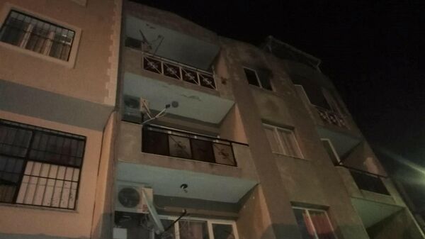 Eski sevgisinin kızı içerdeyken evi ateşe verdi: Linç edilmekten polisler kurtardı   
 
   - Sputnik Türkiye