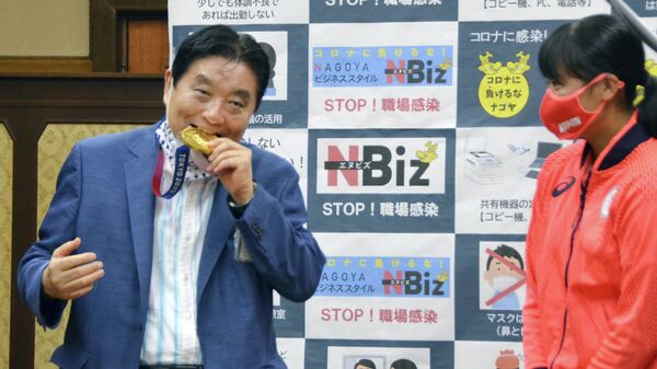 Japonya'nın ev sahipliğinde düzenlenen 2020 Tokyo Olimpiyatları'nda altın madalya kazanan Japon sporcunun madalyasını izin almadan ısırdığı için eleştirilen belediye başkanı, 3 aylık maaşının kesilmesini teklif etti. - Sputnik Türkiye