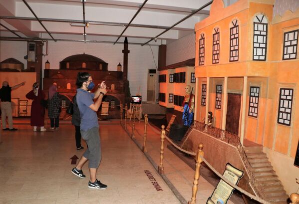 Açılan müzede Safranbolu’nun öne çıkan tarihi eserlerinin bulunduğunu ve bunların çikolatadan yapıldığını ifade eden Kaba, “Yine Bodrum’da 2021 yılı Şubat ayında müze açtık. Burada da Muğla’nın 13 tane ilçesini işledik. Haziran ayında da Bursa’da açtığımız müzede, şehrin öne çıkan tarihi eserlerini yaptık. Müzelerdeki asıl amaç, bölgenin turistik ve tarihi yerlerini ön plana çıkarmak. Daha önemlisi çikolatanın ham maddesi olan kakao yağının faydalarını anlatmak” diye konuştu. - Sputnik Türkiye