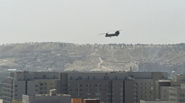 Taliban'ın Afganistan'ın başkentini ele geçirmesinden sonra ABD’nin Kabil Büyükelçiliğinden tahliye - Sputnik Türkiye