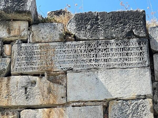 Bursa’nın İznik ilçesinde, bulunan 2 bin yıllık surlara işlenmiş kitabenin sırrı çözüldü. - Sputnik Türkiye