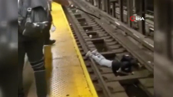 New York metrosunda raylara düşen yolcu son anda kurtarıldı - Sputnik Türkiye
