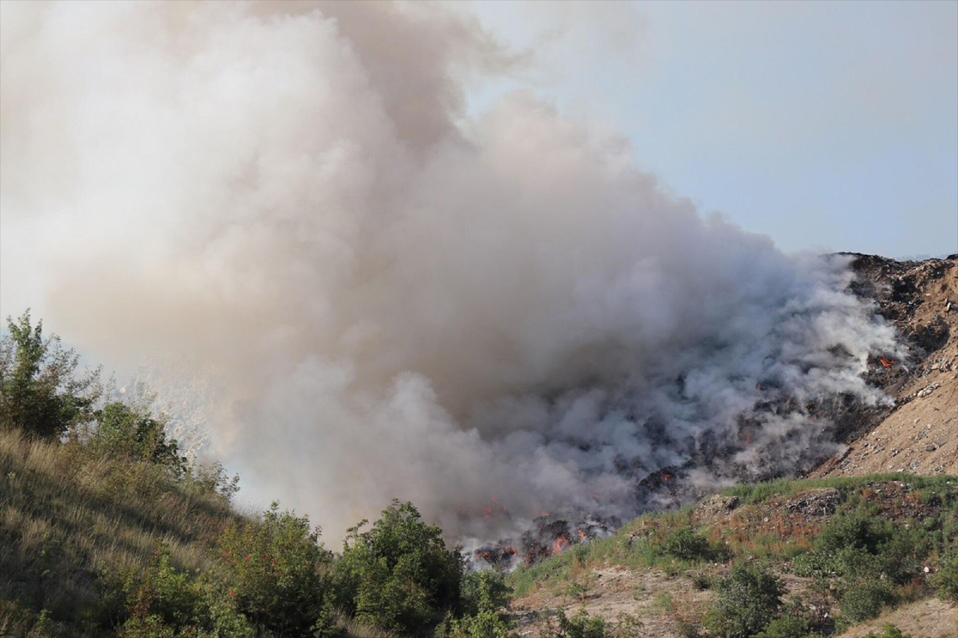 Karabük-Kastamonu kara yoluna yakın olan bölgedeki yangından yükselen duman, kentin birçok noktasından görülebiliyor.   - Sputnik Türkiye, 1920, 21.08.2021