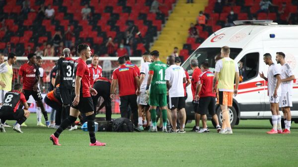 Gaziantep FK maçının 70. dakikasında Beşiktaşlı Fabrice N'Sakala maç sırasında fenalaştı. Sahaya ambulans girerek oyuncuyu hastaneye götürdü. - Sputnik Türkiye