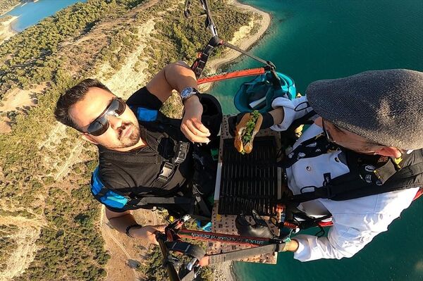 Yamaç paraşütü yaparken hamburger hazırladı - Sputnik Türkiye