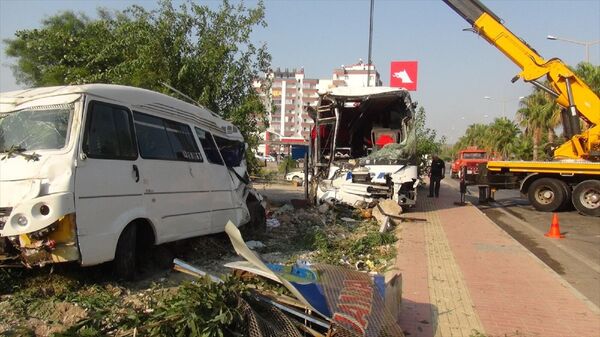 Mersin'in Silifke ilçesinde yolcu otobüsünün şarampole devrilmesi 
 - Sputnik Türkiye