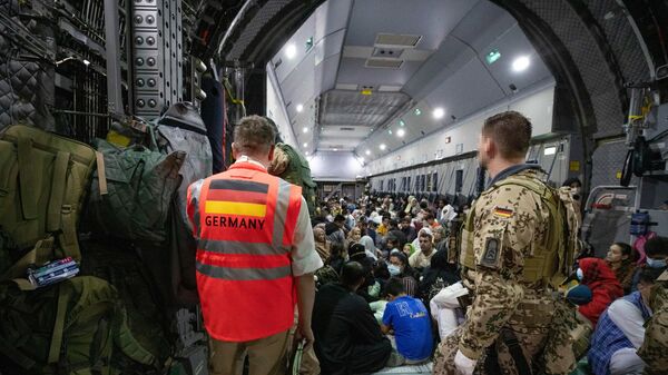 Almanya'nın Kabil Havaalanı'ndan uçakla tahliye ettiği Afganlar - Sputnik Türkiye