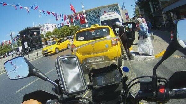 Taksimetre açmadan turistle pazarlık yapan taksici polise yakalandı: Taksi trafikten men edildi
 - Sputnik Türkiye