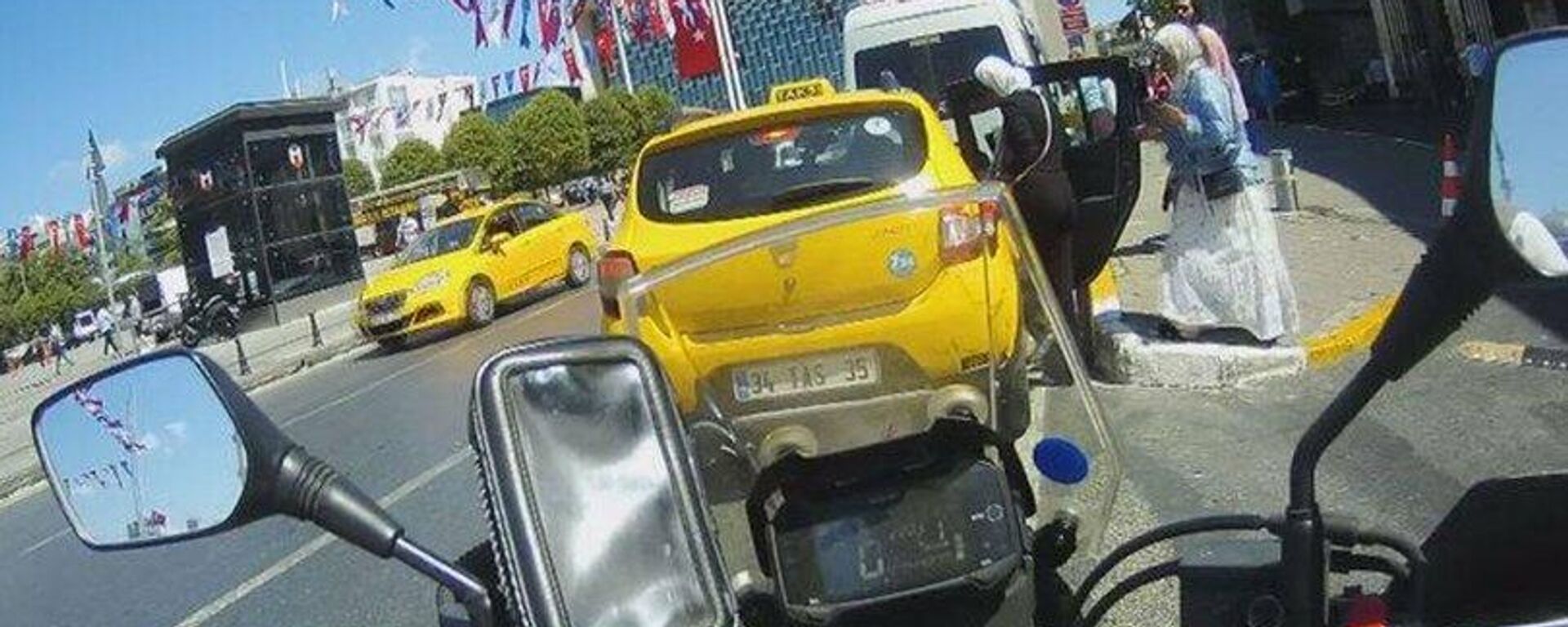 Taksimetre açmadan turistle pazarlık yapan taksici polise yakalandı: Taksi trafikten men edildi
 - Sputnik Türkiye, 1920, 24.08.2021