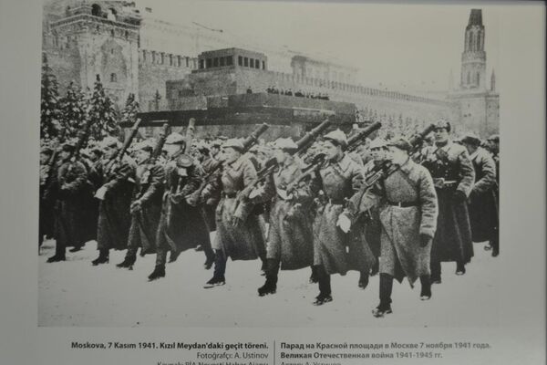 Moskova, 7 Kasım 1941. Kızıl Medydan'daki geçit töreni adlı bir fotoğraf.  - Sputnik Türkiye