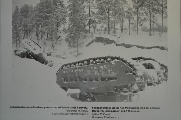 'Muharebeden sonra Moskova yakınlarındaki Volokolamsk karayolu' adlı bir fotoğraf. - Sputnik Türkiye