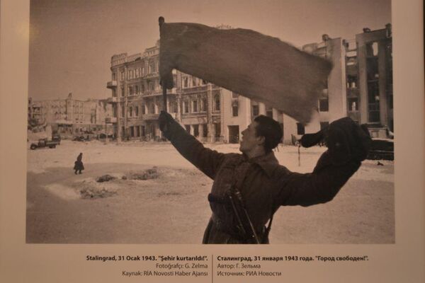 'Stalingrad,31 Ocak 1943. 'Şehir kurtarıldı' ' adlı bir fotoğraf.  - Sputnik Türkiye