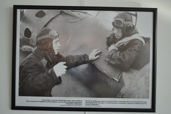 Savaş pilotu,Sovyetler Birliği Kahramanı Viktor Talalikhin(solda). - Sputnik Türkiye