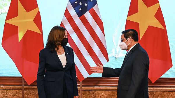 ABD Başkan Yardımcısı Kamala Harris, Hanoi'de Vietnam Başbakanı Pham Minh Chinh ile görüşürken - Sputnik Türkiye
