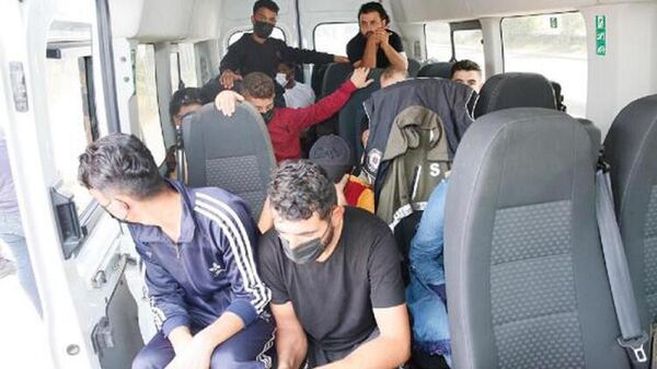 İstanbul Sultangazi'de trafik denetimi yapan polis ve zabıta ekiplerinin şüphelenerek durdurdukları minibüste 20 kaçak göçmen yakalandı. - Sputnik Türkiye