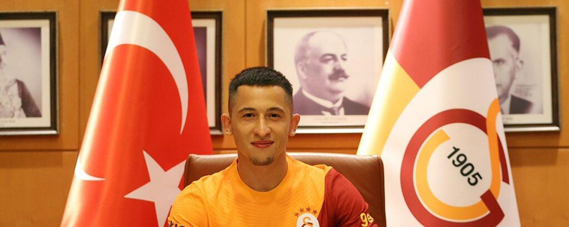 Galatasaray, Rumen futbolcu Morutan ile 5 yıllık sözleşme imzaladı - Sputnik Türkiye, 1920, 20.08.2023