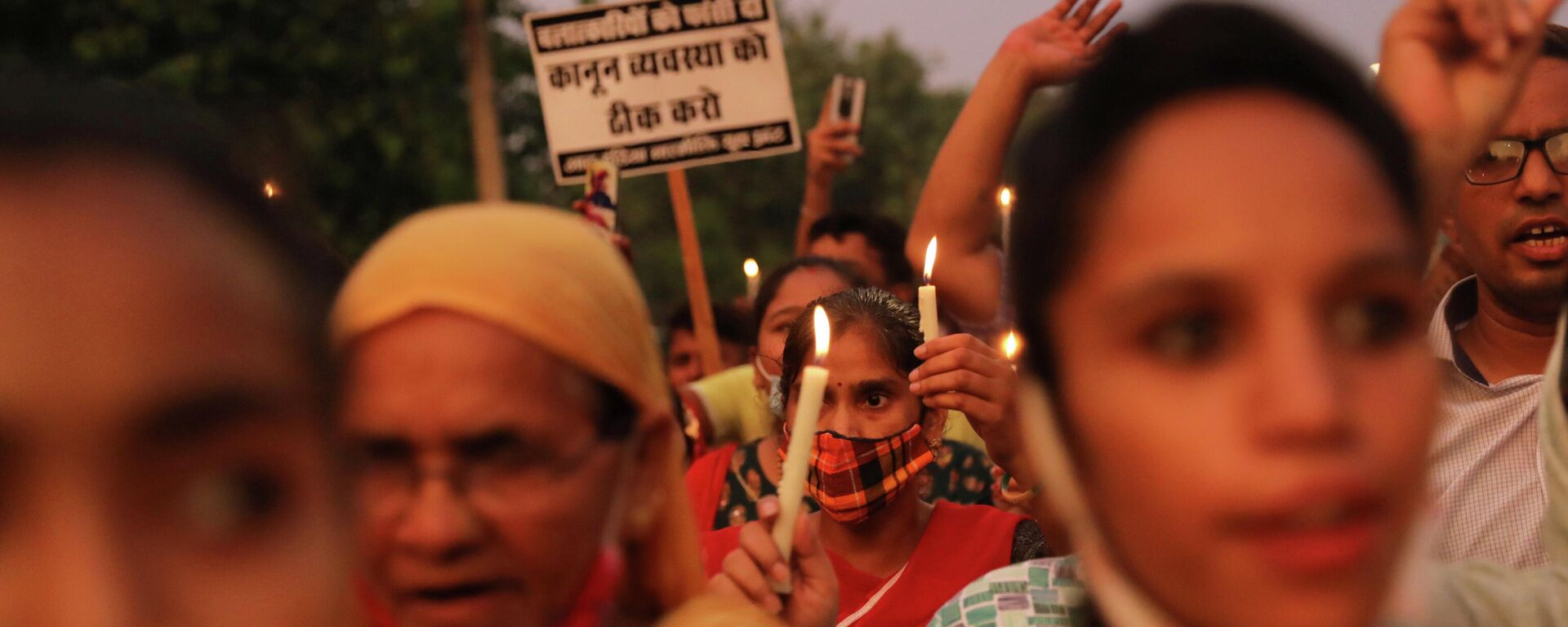 Hindistan başkenti Yeni Delhi'de tecavüz edilip öldürülen 9 yaşındaki kız çocuğu için anma törenine katılanlar (Ağustos 2021) - Sputnik Türkiye, 1920, 16.11.2021