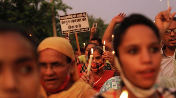 Hindistan başkenti Yeni Delhi'de tecavüz edilip öldürülen 9 yaşındaki kız çocuğu için anma törenine katılanlar (Ağustos 2021) - Sputnik Türkiye