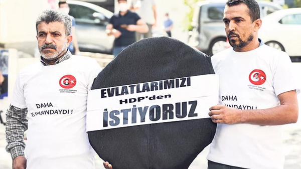 HDP binasına siyah çelenk bırakıldı - Sputnik Türkiye