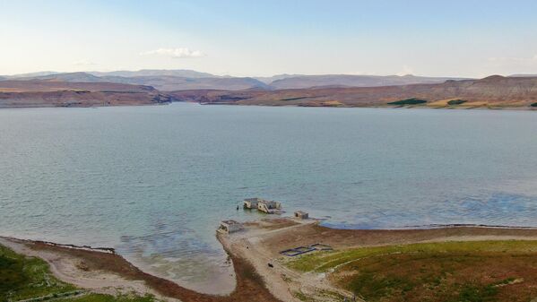 Köy halkı suların 100 metre daha çekilmesi durumunda baraj yapımından sonra sular altında kalan köyün de gün yüzüne çıkacağını belirtti. - Sputnik Türkiye