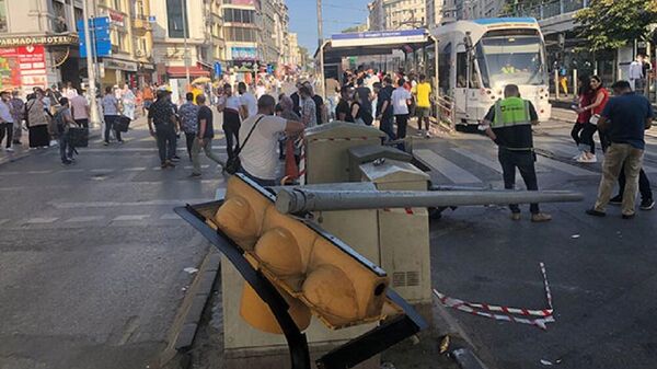 Fatih'te tramvay durağındaki trafik ışıkları tramvay yoluna devrildi - Sputnik Türkiye