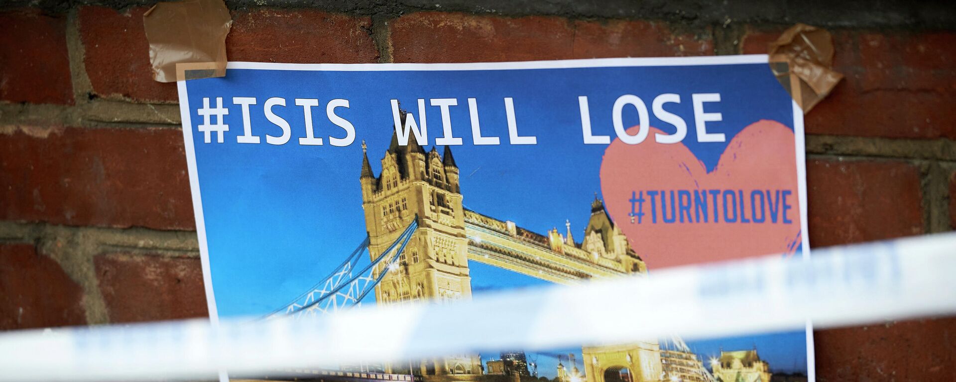 Britanya'nın başkenti Londra'da 3 Haziran 2017'de düzenlenen terör saldırısının ardından duvara asılan IŞİD yenilecek, sevgi kazanacak yazılı poster - Sputnik Türkiye, 1920, 27.08.2021