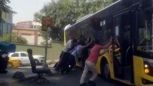 İETT otobüsü askıda kaldı - Sputnik Türkiye