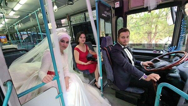 Tanıştıkları otobüsü gelin arabası yaptı - Sputnik Türkiye