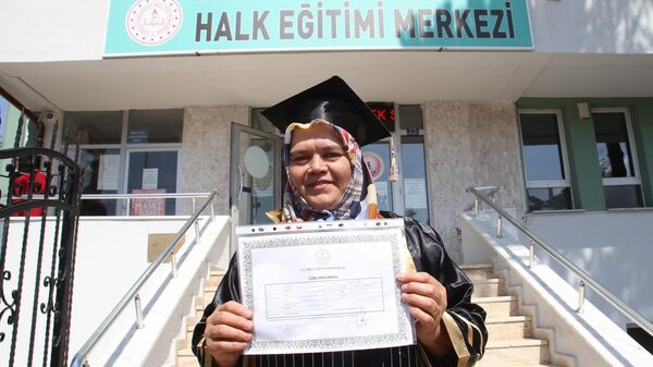 Konya’nın Beyşehir ilçesinde, uzun yıllardır hayalini kurduğu lise diplomasına 58 yaşında kavuşan evli ve 3 çocuk annesi Ayşe Kaplan - Sputnik Türkiye