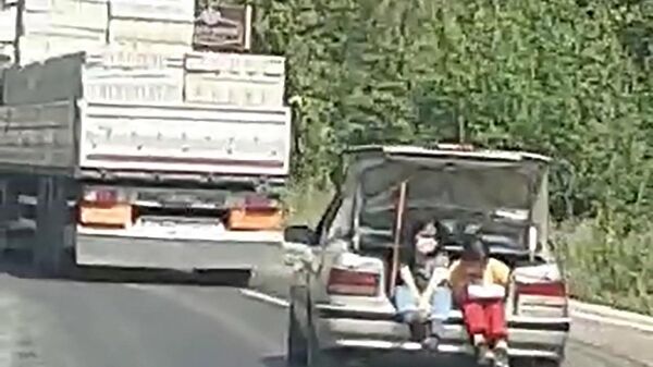Erzurum'da iki çocuğun otomobil bagajında yaptığı tehlikeli yolculuk, cep telefonuyla görüntülendi.

 - Sputnik Türkiye
