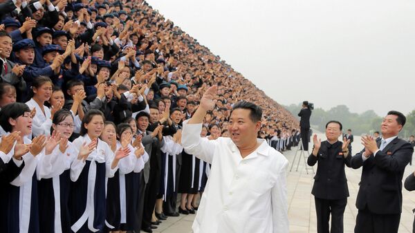 Kuzey Kore lideri Kim Jong-un, başkent Pyongyang'daki Gençlik Günü kutlamalarında öğrencileri selamlarken - Sputnik Türkiye