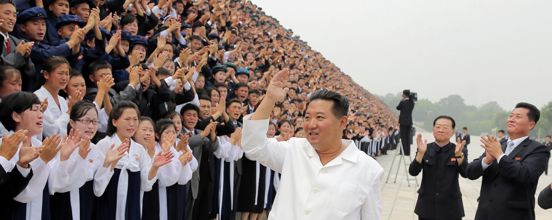 Kuzey Kore lideri Kim Jong-un, başkent Pyongyang'daki Gençlik Günü kutlamalarında öğrencileri selamlarken - Sputnik Türkiye, 1920, 02.09.2021