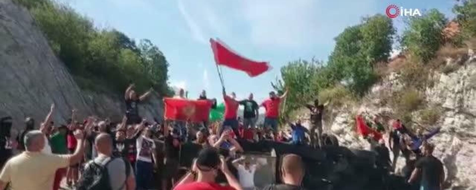 Karadağ’da Sırp Ortodoks Kilisesi'nin, Karadağ Metropoliti Joanikije'nin tahta çıkma törenini ülkenin tarihi başkenti Cetinje'de yapma kararını protesto etmek için kente gidip yolları kapatan göstericiler ile güvenlik güçleri arasında arbede çıktı. - Sputnik Türkiye, 1920, 05.09.2021