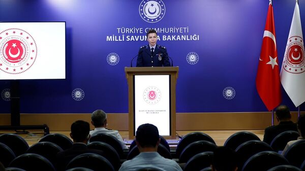 Milli Savunma Bakanlığı (MSB) Basın ve Halkla İlişkiler Müşavirliği Analiz ve Değerlendirme Subayı Binbaşı Pınar Kara tarafından bakanlıktaki Şehit Gazeteci Hasan Tahsin Basın Bilgilendirme Merkezi'nde bilgilendirme toplantısı yapıldı. - Sputnik Türkiye