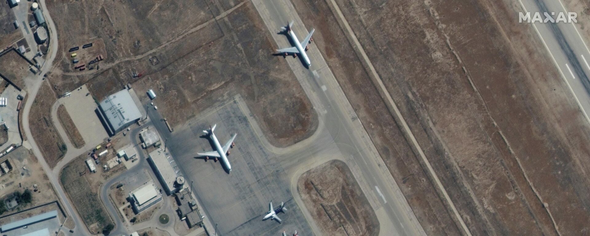 Afganistan'ın kuzeyindeki Mezar-ı Şerif havaalanında tahliye için bekleyen 6 uçak - Sputnik Türkiye, 1920, 06.09.2021