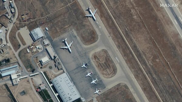 Afganistan'ın kuzeyindeki Mezar-ı Şerif havaalanında tahliye için bekleyen 6 uçak - Sputnik Türkiye