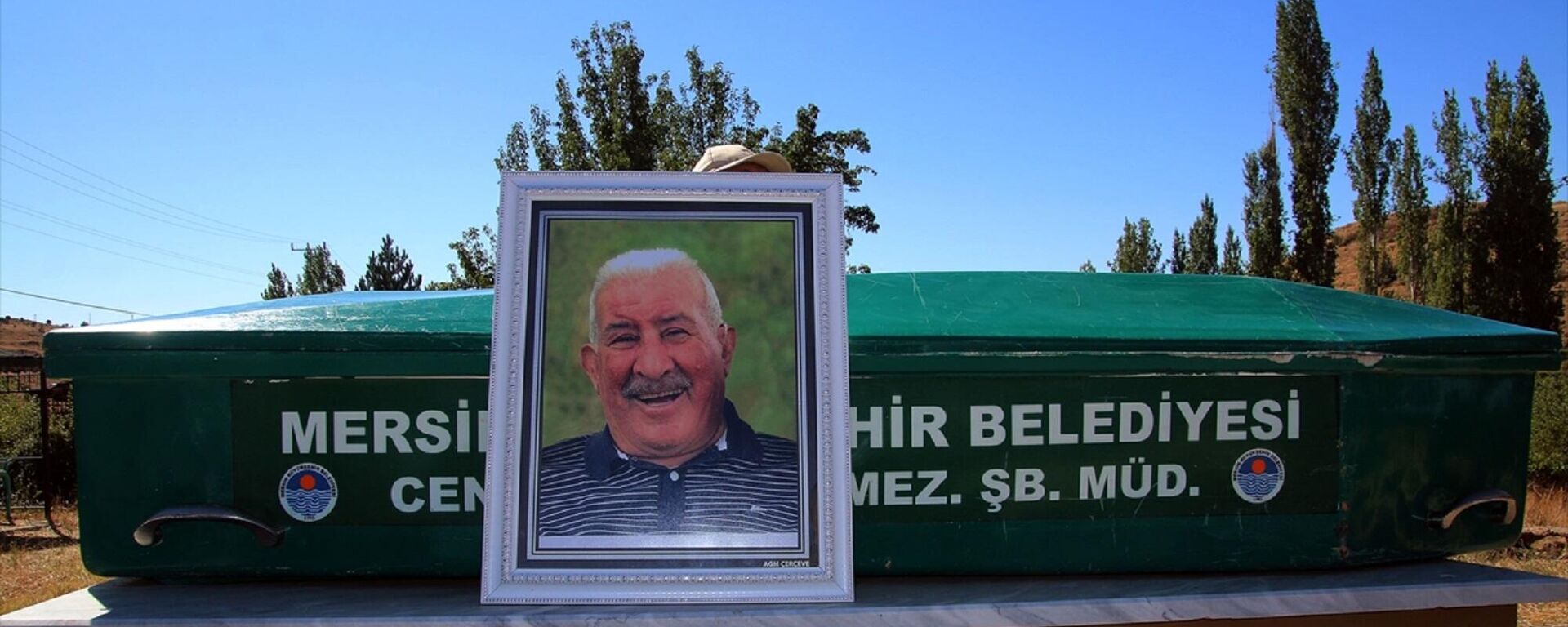 Halk ozanı Aşık Veysel'in 80 yaşında vefat eden oğlu Bahri Şatıroğlu, memleketi Sivas'ın Şarkışla ilçesinde toprağa verildi. - Sputnik Türkiye, 1920, 06.09.2021
