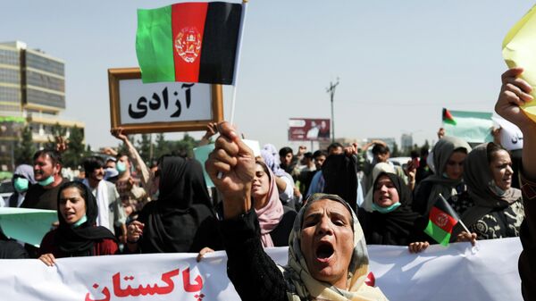 Taliban öncesi Afganistan'ın bayrağıyla Kabil'deki Pakistan karşıtı protestoya katılan kadınlar - Sputnik Türkiye