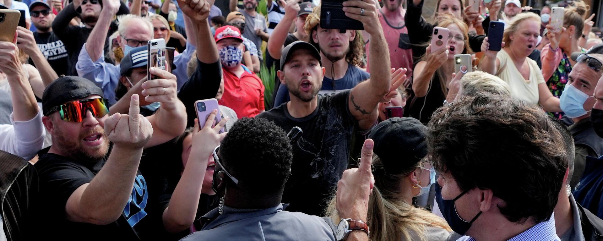 Kanada'nın Ontario eyaletinin Brantford kentinde seçim kampanyasını devam ettiren Başbakan Justin Trudeau'yu protesto edenler arasında parmak işareti yapanlar da vardı. - Sputnik Türkiye, 1920, 07.09.2021